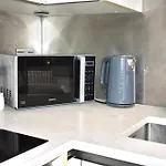 Lux 2-Bed Apt Central Location Balcony & Parking