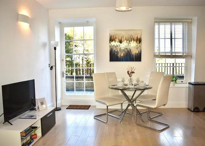 Lux 2-Bed Apt Central Location Balcony & Parking