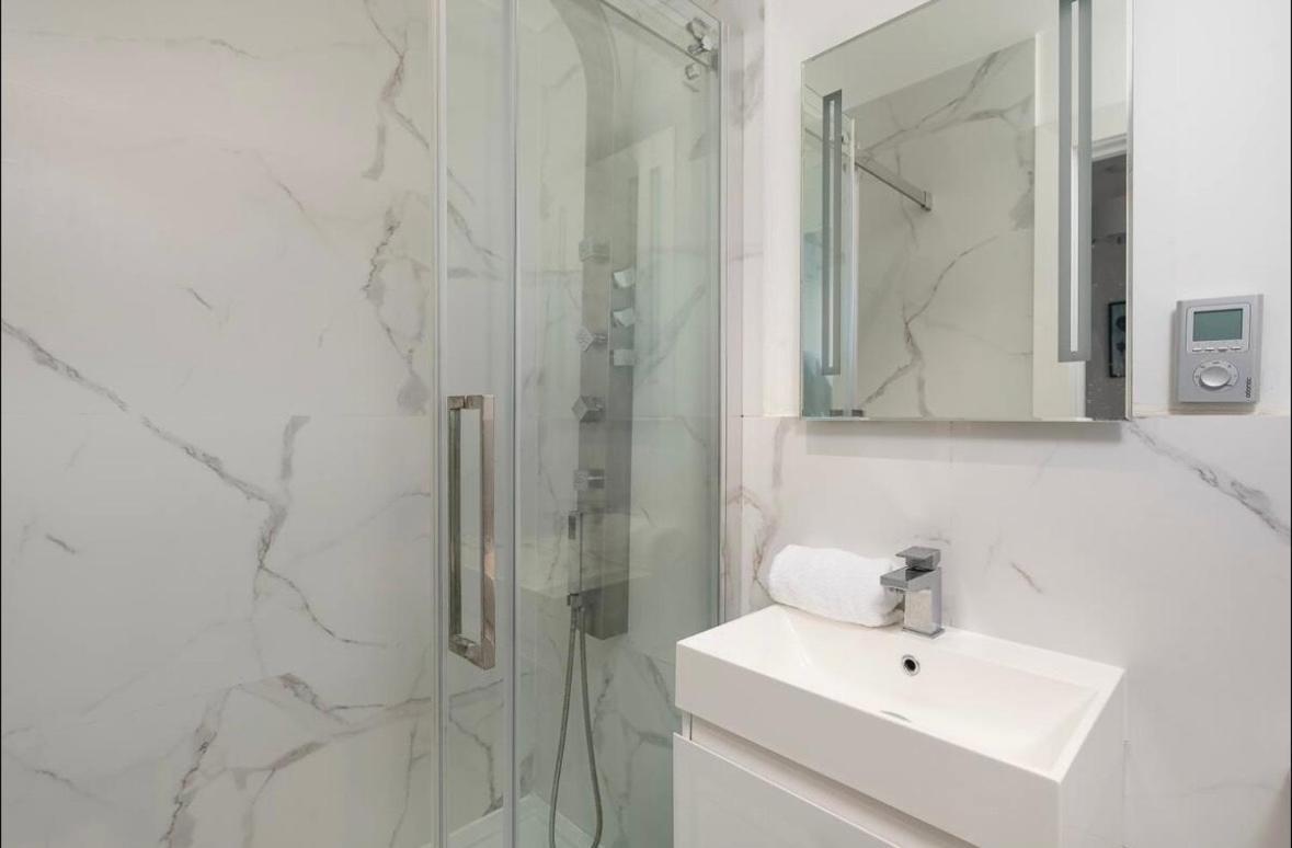 Lux 2-bed Location Balcony & Parking Apartment *