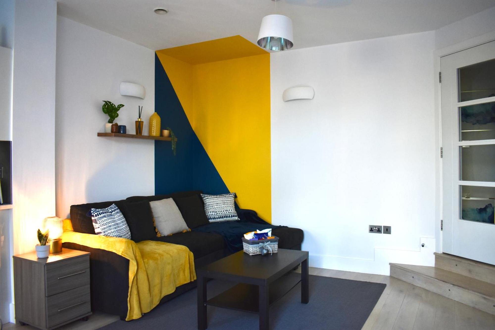 Lux 2-bed Location Balcony & Parking Apartment